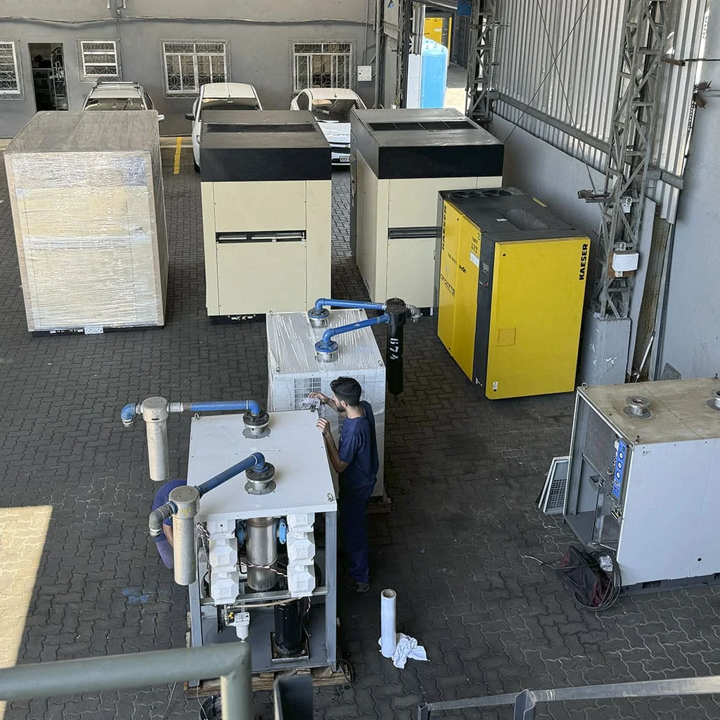 Compressor de ar lubrificado em operação industrial — Rental Parts
