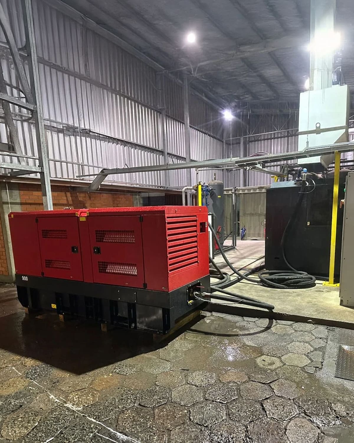 Compressor de ar diesel instalado em planta industrial — Rental Parts