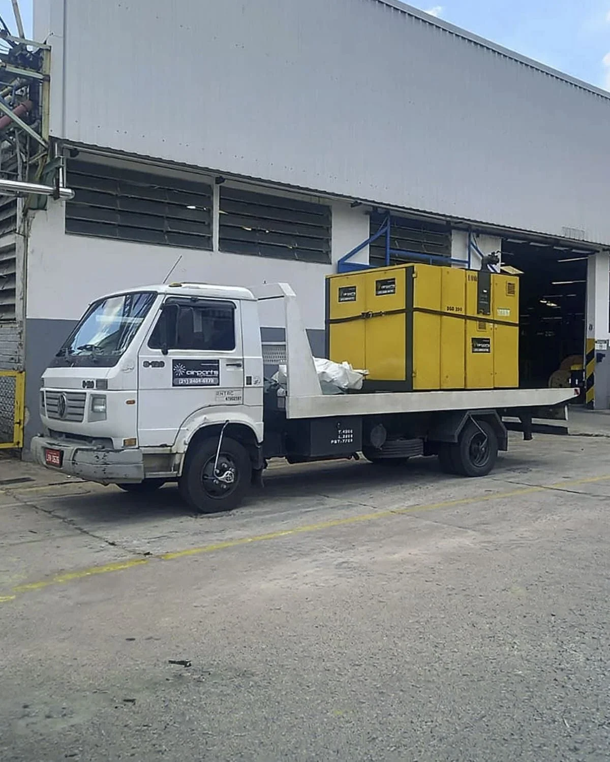 Transporte de compressor de parafuso Kaeser DSD 250 para locação — Rental Parts